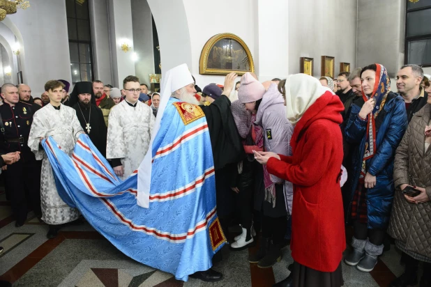 Торжественное богослужение в Александро-Невском соборе.