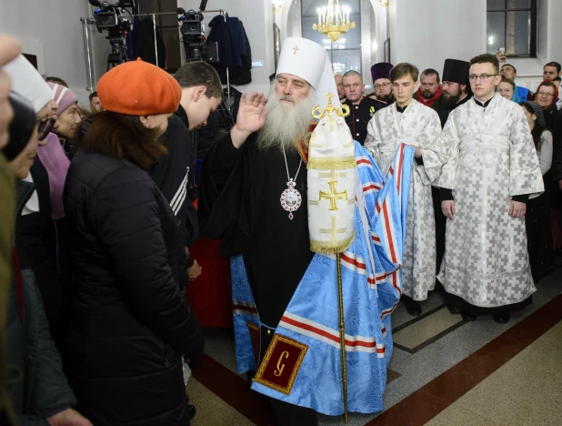 Торжественное богослужение в Александро-Невском соборе.