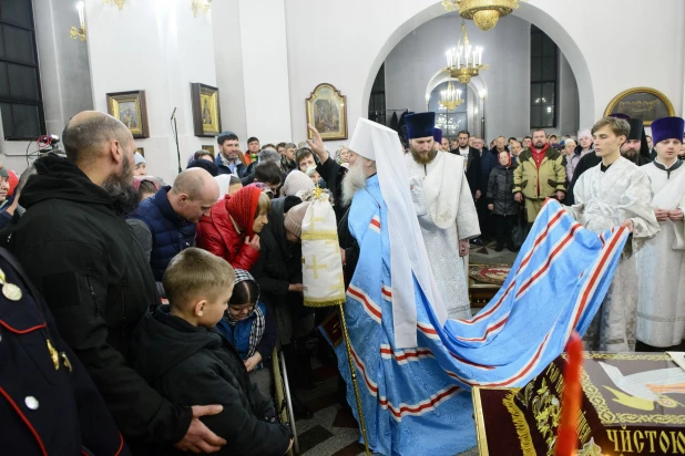 Торжественное богослужение в Александро-Невском соборе.