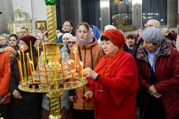 Торжественное богослужение в Александро-Невском соборе.