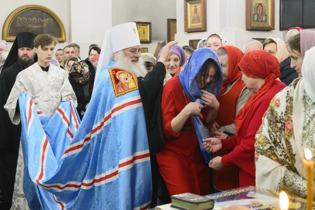 Торжественное богослужение в Александро-Невском соборе.