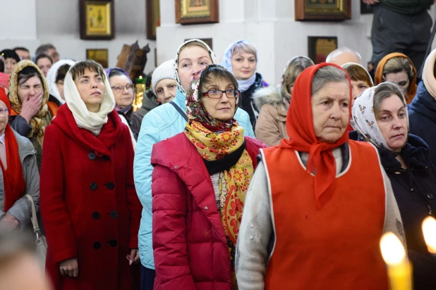 Торжественное богослужение в Александро-Невском соборе.