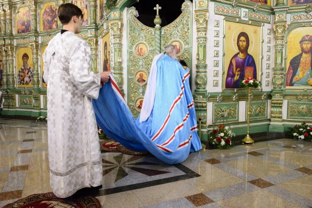 Торжественное богослужение в Александро-Невском соборе.