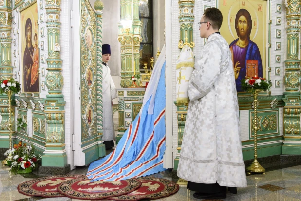 Торжественное богослужение в Александро-Невском соборе.