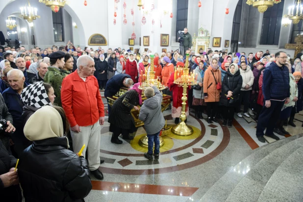 Торжественное богослужение в Александро-Невском соборе.