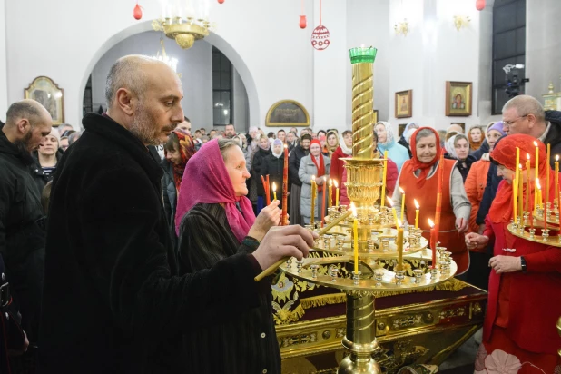 Торжественное богослужение в Александро-Невском соборе.