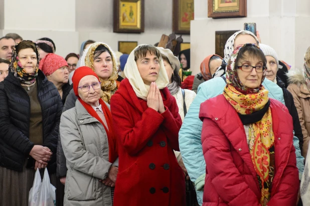 Торжественное богослужение в Александро-Невском соборе.