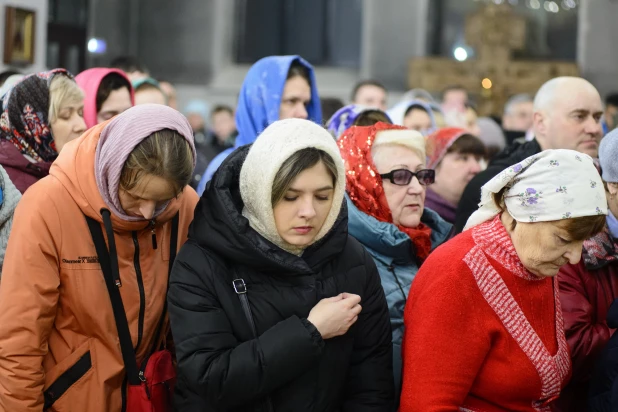 Торжественное богослужение в Александро-Невском соборе.