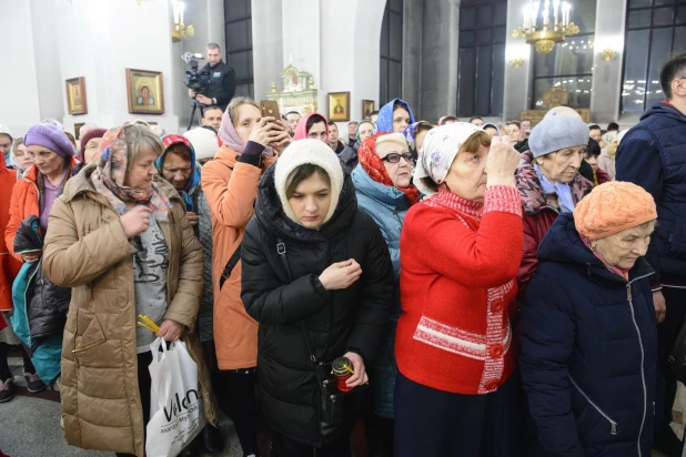 Торжественное богослужение в Александро-Невском соборе.