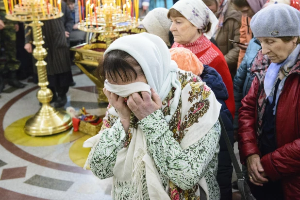 Торжественное богослужение в Александро-Невском соборе.