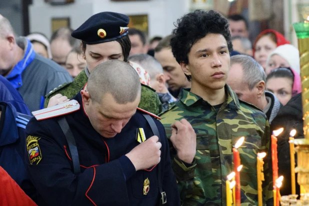 Торжественное богослужение в Александро-Невском соборе.