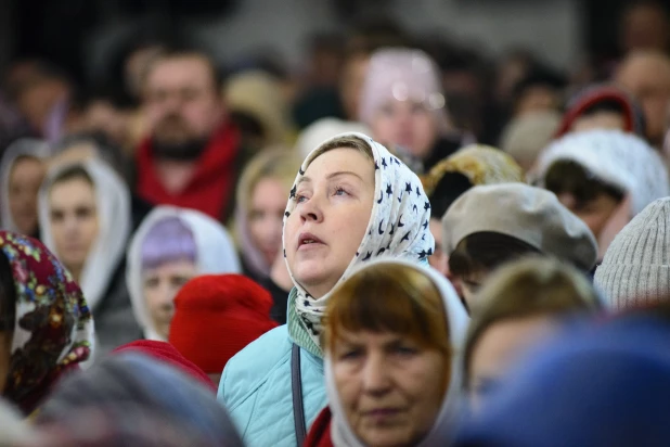 Торжественное богослужение в Александро-Невском соборе.