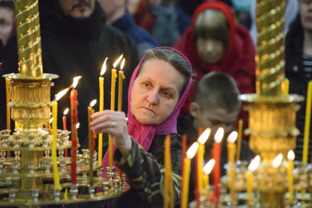 Торжественное богослужение в Александро-Невском соборе.