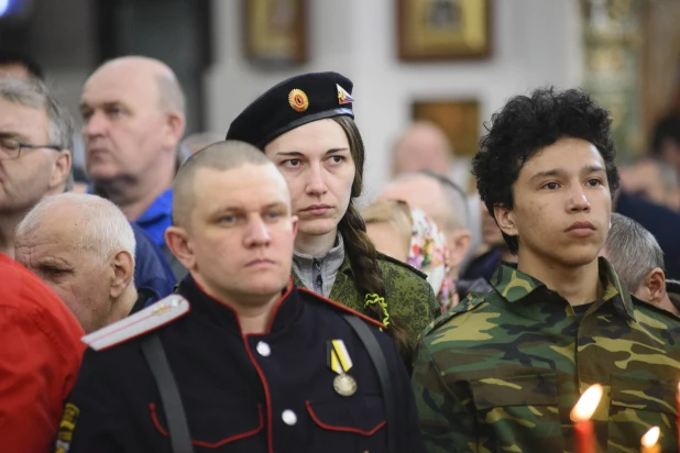 Торжественное богослужение в Александро-Невском соборе.