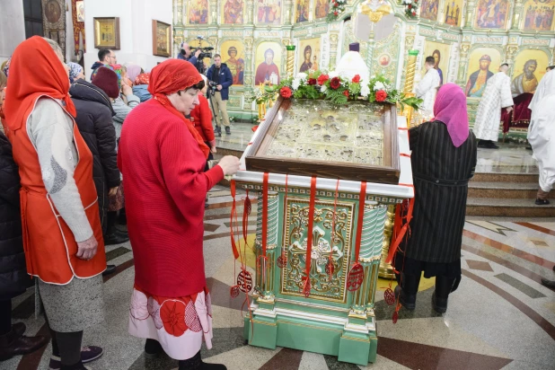 Торжественное богослужение в Александро-Невском соборе.