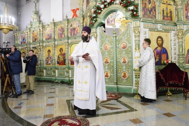 Торжественное богослужение в Александро-Невском соборе.