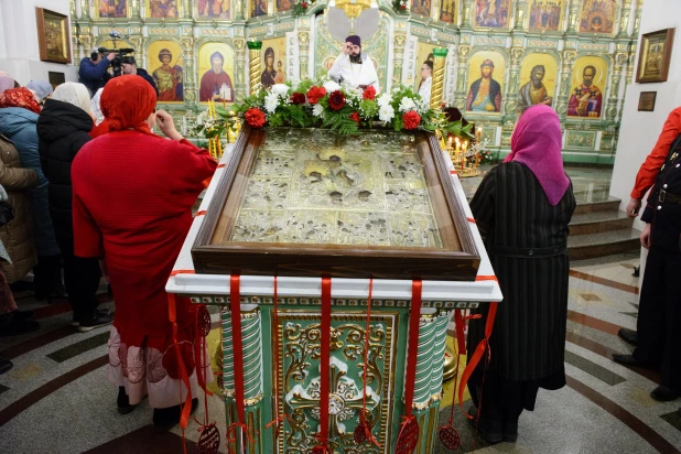 Торжественное богослужение в Александро-Невском соборе.