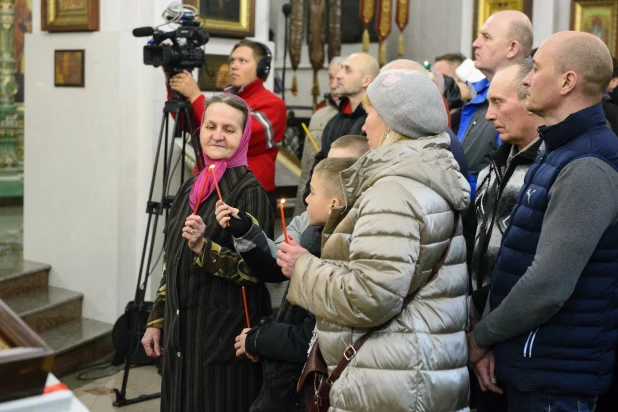 Торжественное богослужение в Александро-Невском соборе.