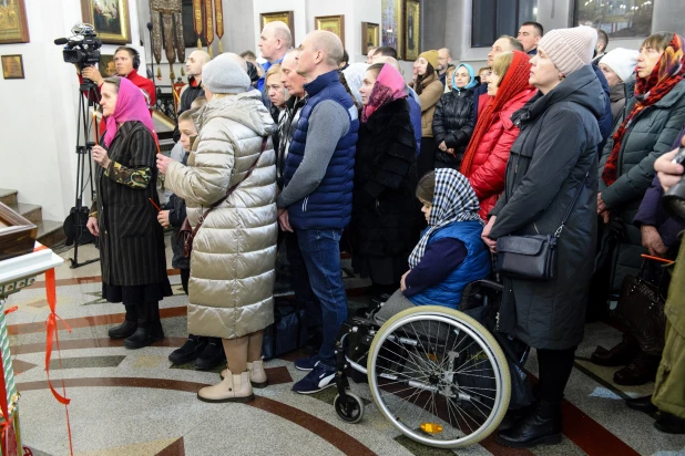 Торжественное богослужение в Александро-Невском соборе.