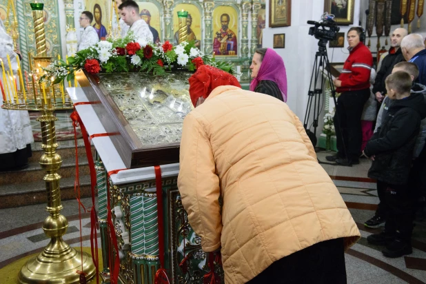 Торжественное богослужение в Александро-Невском соборе.