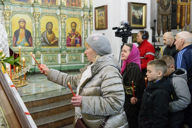 Торжественное богослужение в Александро-Невском соборе.