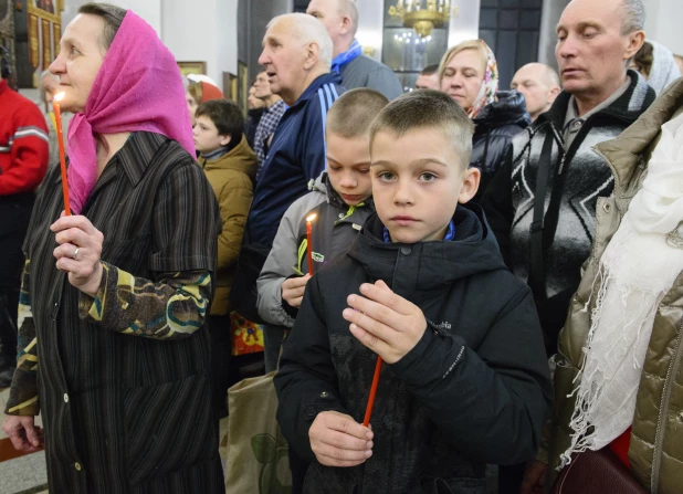 Торжественное богослужение в Александро-Невском соборе.