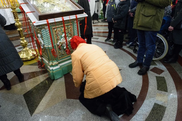 Торжественное богослужение в Александро-Невском соборе.