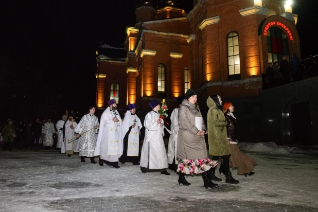 Торжественное богослужение в Александро-Невском соборе.