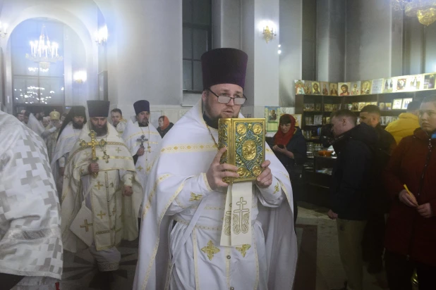 Торжественное богослужение в Александро-Невском соборе.