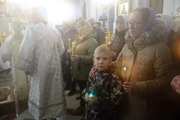 Торжественное богослужение в Александро-Невском соборе.