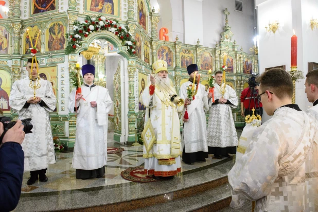 Торжественное богослужение в Александро-Невском соборе.