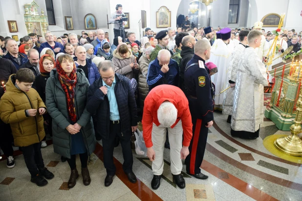 Торжественное богослужение в Александро-Невском соборе.