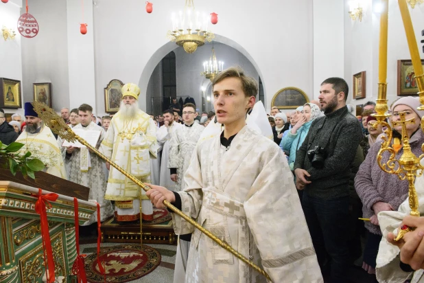 Торжественное богослужение в Александро-Невском соборе.