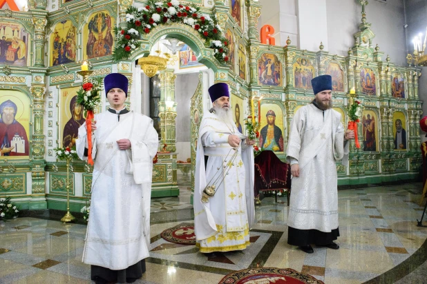 Торжественное богослужение в Александро-Невском соборе.