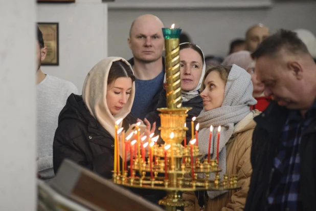 Торжественное богослужение в Александро-Невском соборе.