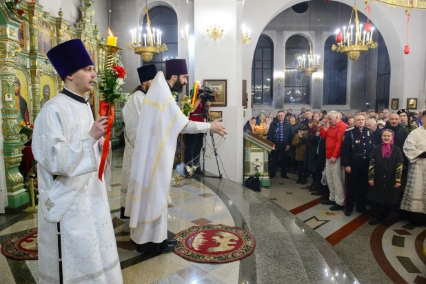 Торжественное богослужение в Александро-Невском соборе.