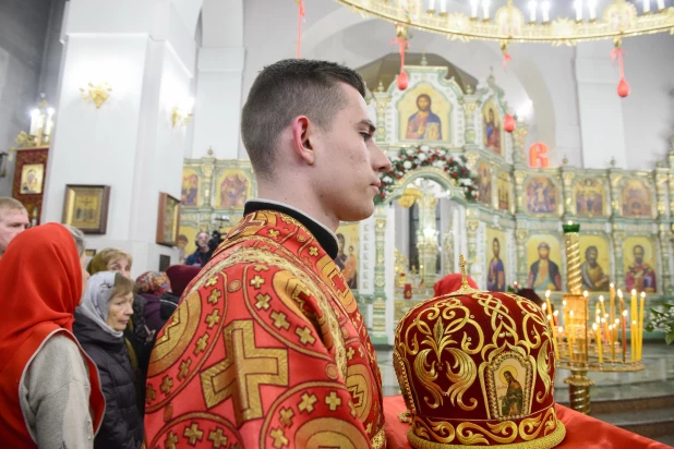 Торжественное богослужение в Александро-Невском соборе.