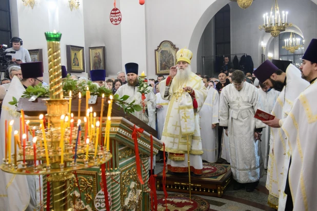 Торжественное богослужение в Александро-Невском соборе.