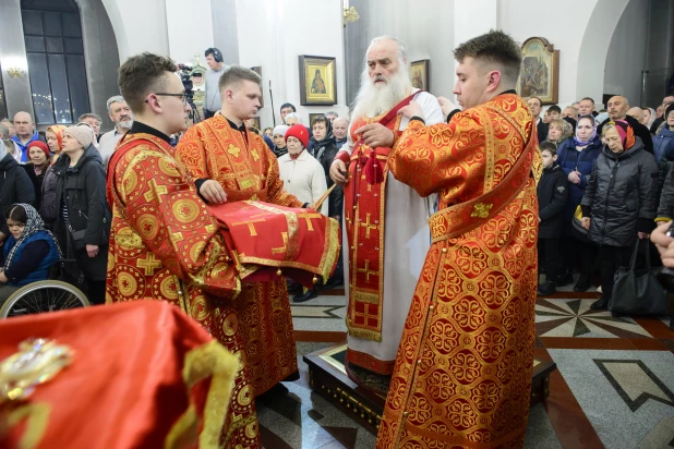 Торжественное богослужение в Александро-Невском соборе.