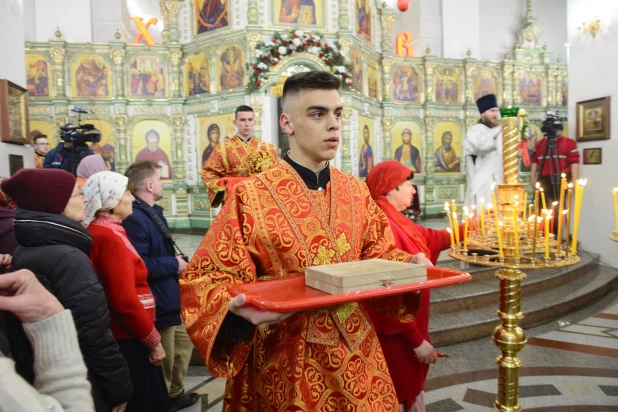 Торжественное богослужение в Александро-Невском соборе.