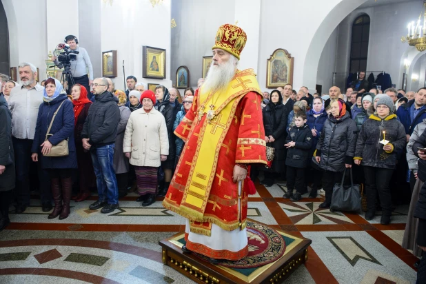 Торжественное богослужение в Александро-Невском соборе.