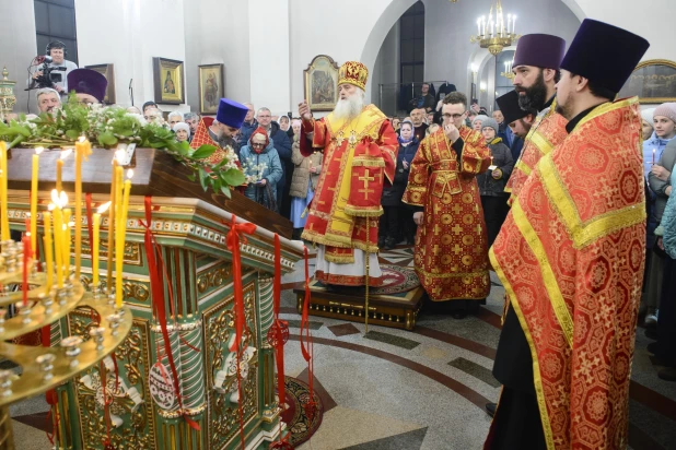 Торжественное богослужение в Александро-Невском соборе.