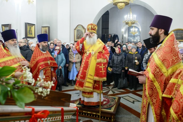 Торжественное богослужение в Александро-Невском соборе.