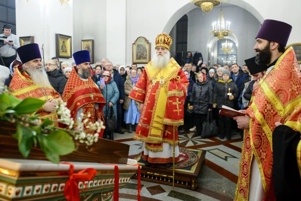 Торжественное богослужение в Александро-Невском соборе.