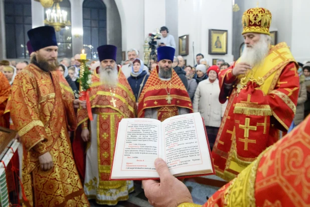 Торжественное богослужение в Александро-Невском соборе.