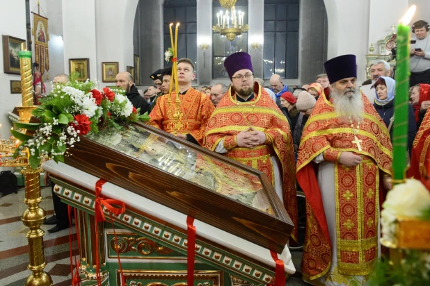 Торжественное богослужение в Александро-Невском соборе.