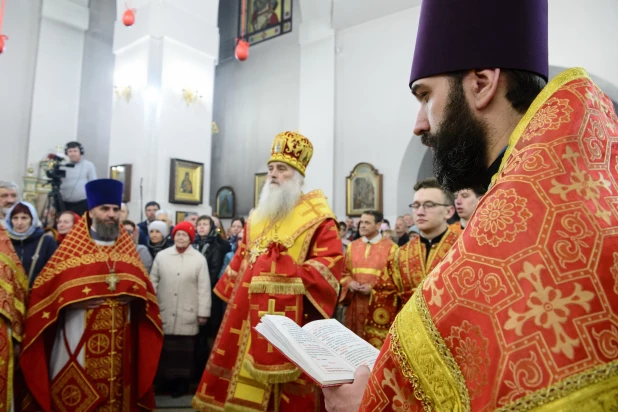 Торжественное богослужение в Александро-Невском соборе.