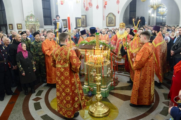 Торжественное богослужение в Александро-Невском соборе.