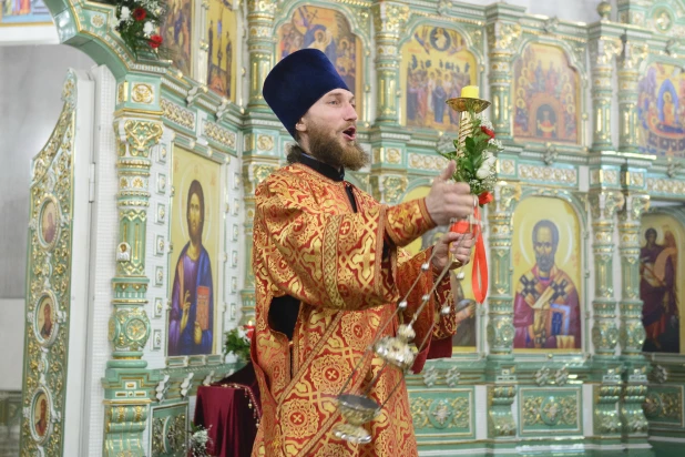 Торжественное богослужение в Александро-Невском соборе.