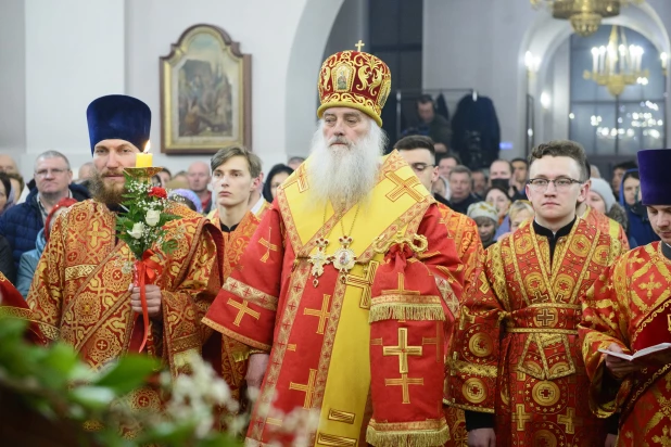 Торжественное богослужение в Александро-Невском соборе.